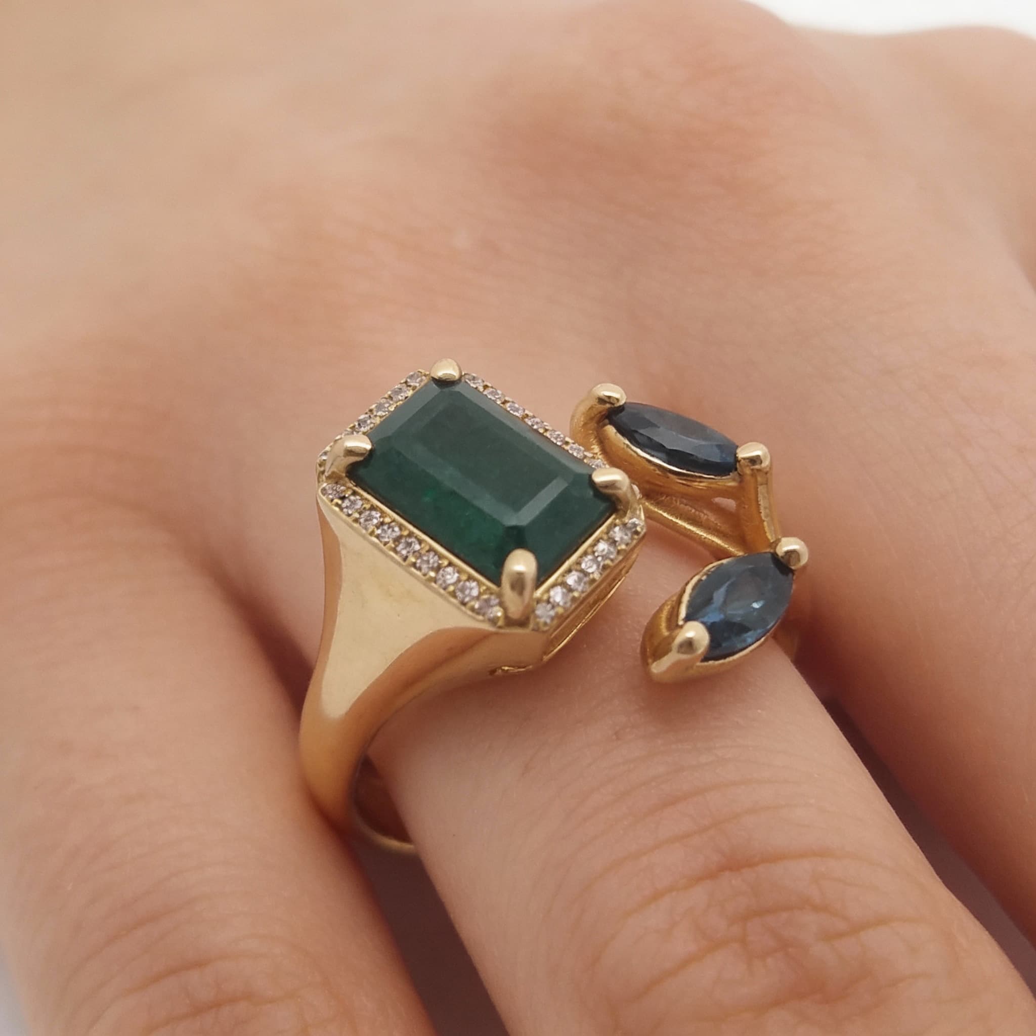 The Peregrinus Dual Orbit Ring