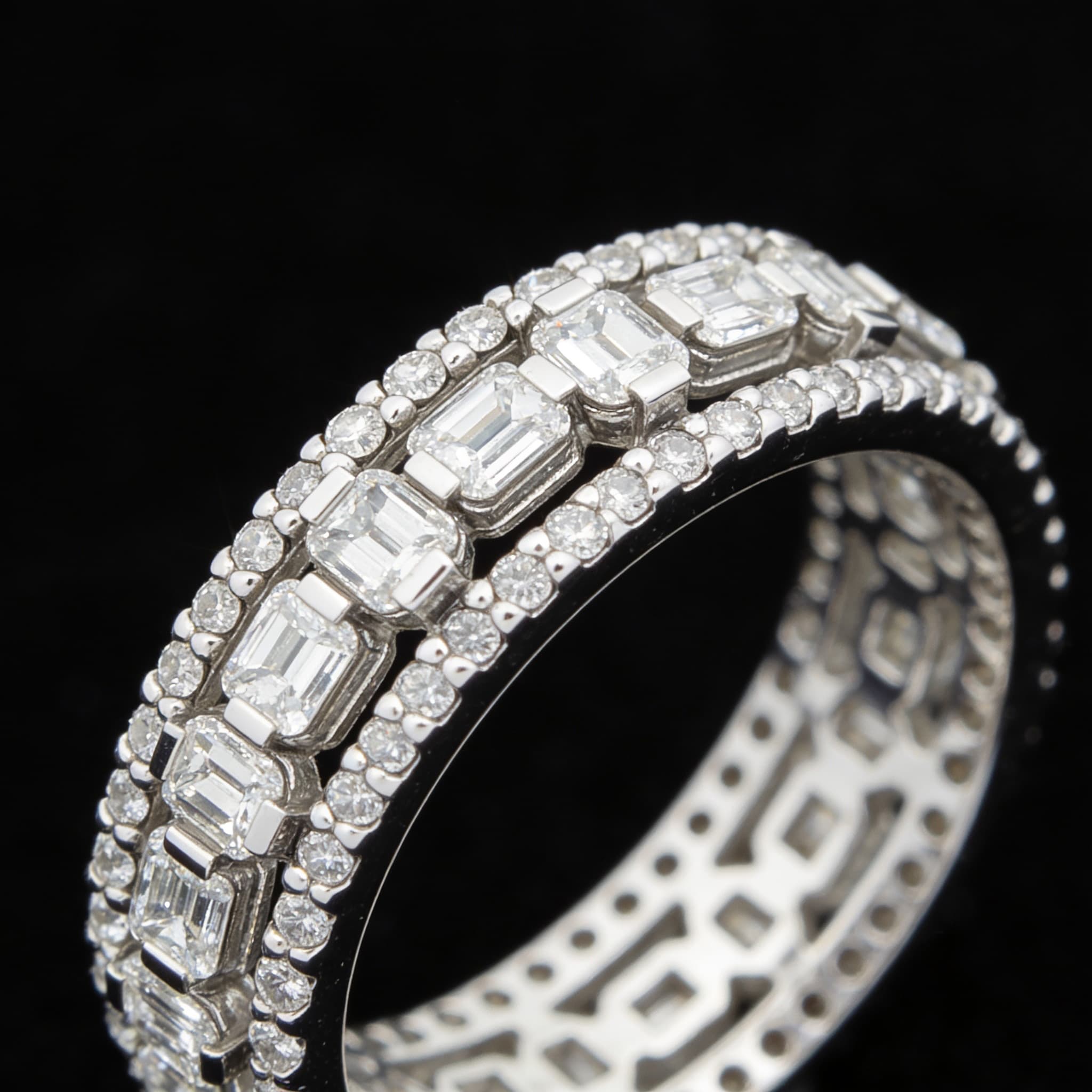 The Eternità Emerald-Cut Diamond Eternity Ring with Pavé Borders - 3