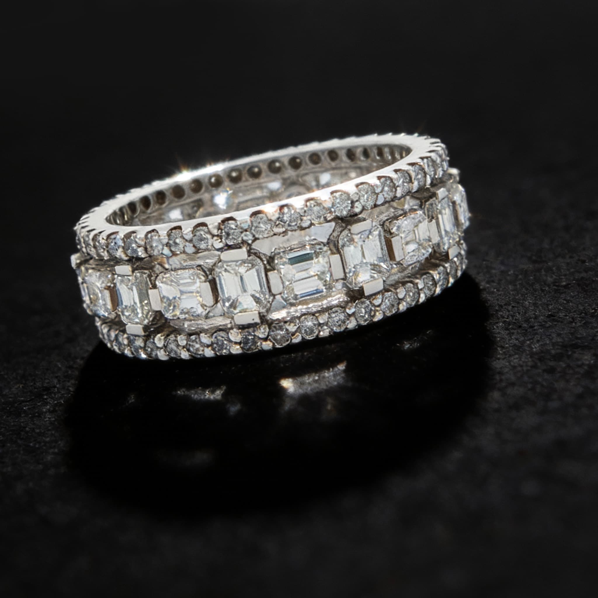 The Eternità Emerald-Cut Diamond Eternity Ring with Pavé Borders - 5
