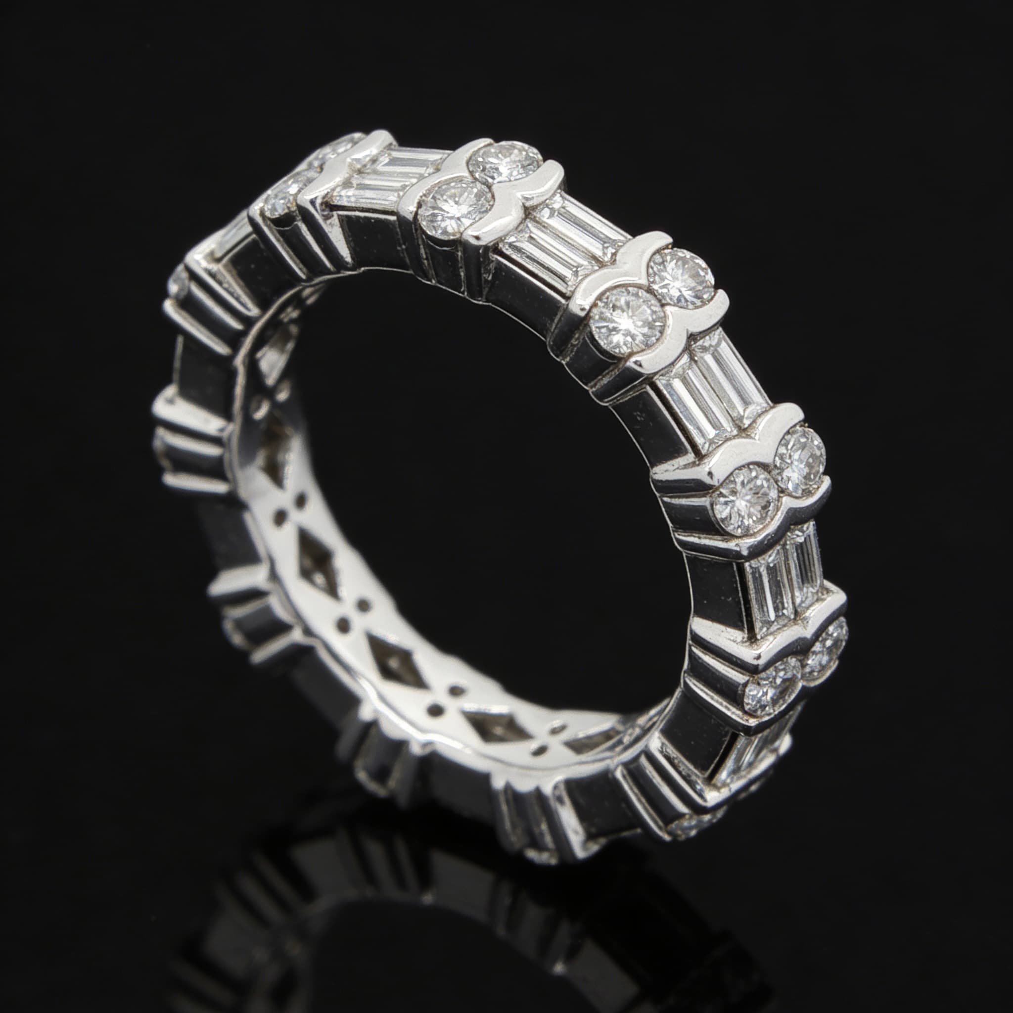 The Eternità Rhythmic Baguette Diamond Ring - 5