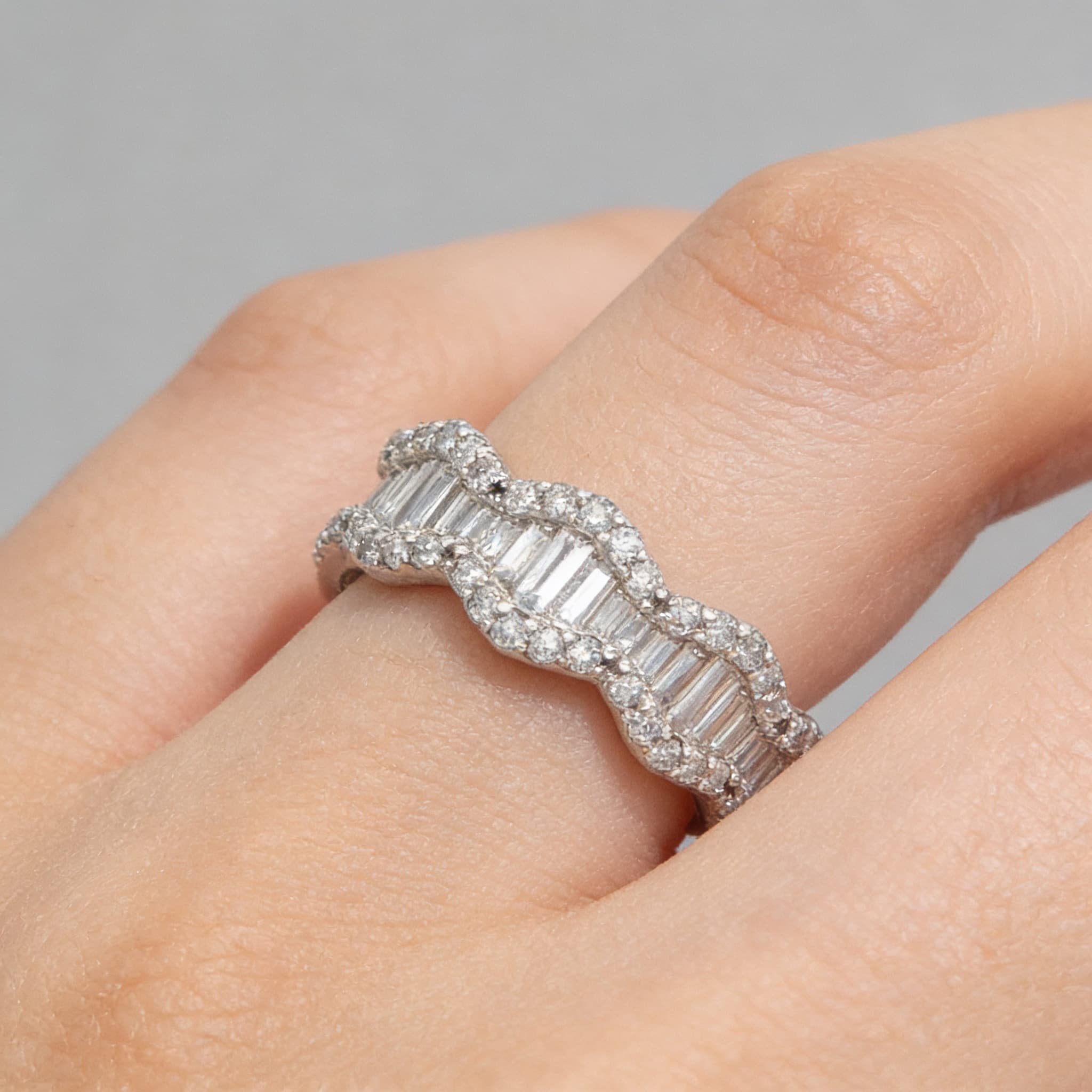 The Eternità Wave-Profile Baguette and Pavé Eternity Band