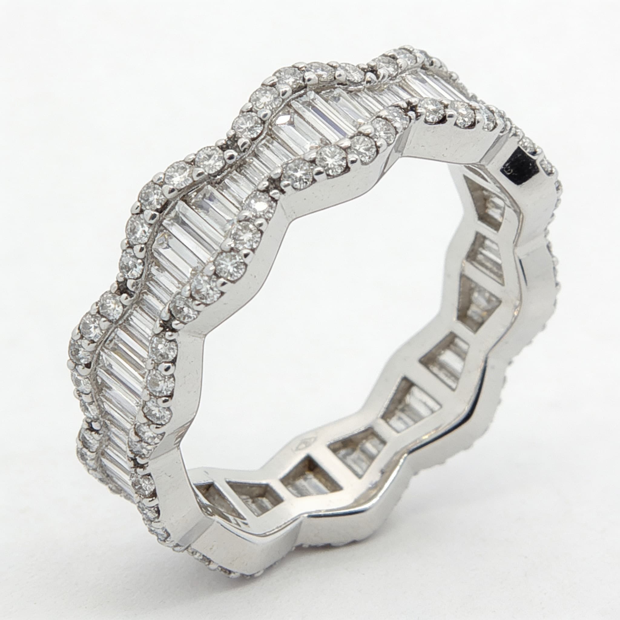 The Eternità Wave-Profile Baguette and Pavé Eternity Band - 3
