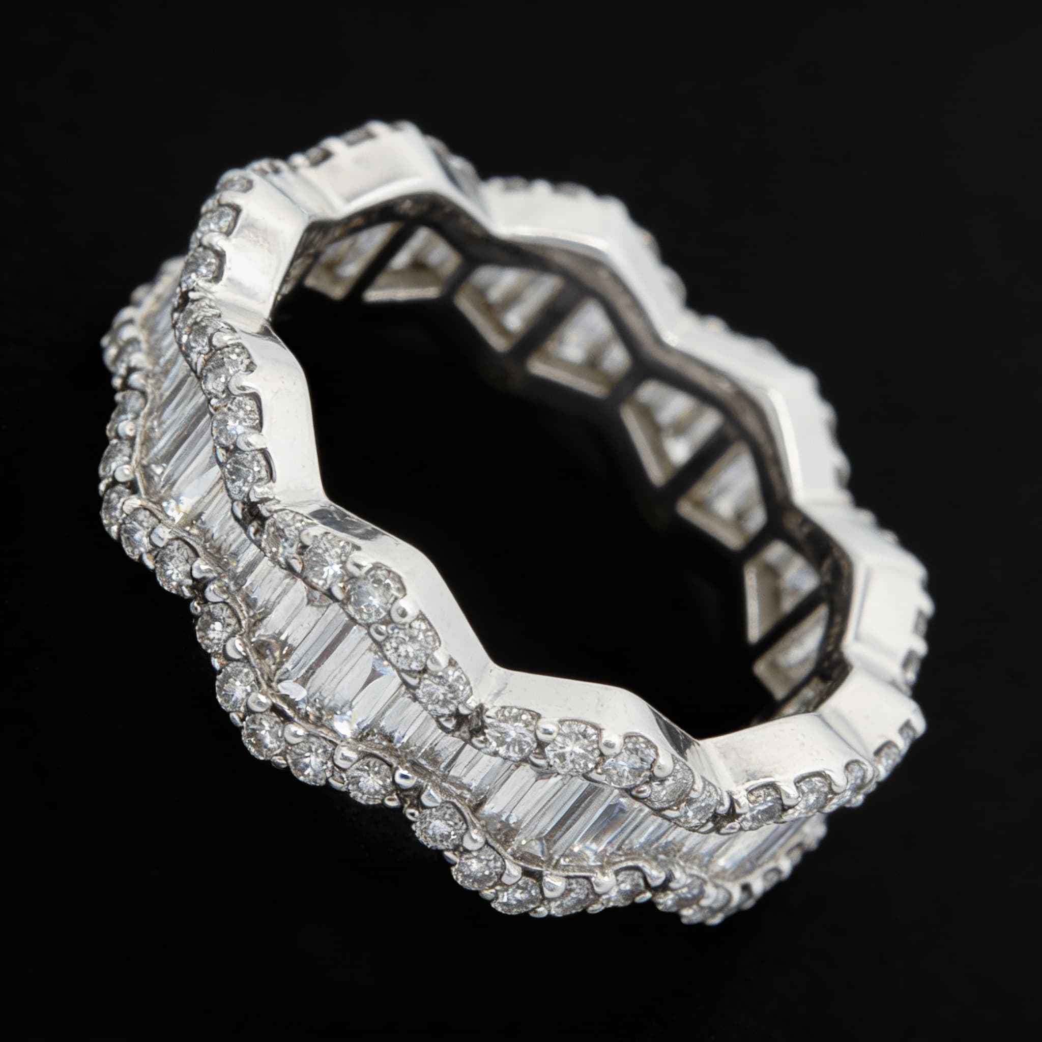 The Eternità Wave-Profile Baguette and Pavé Eternity Band - 4