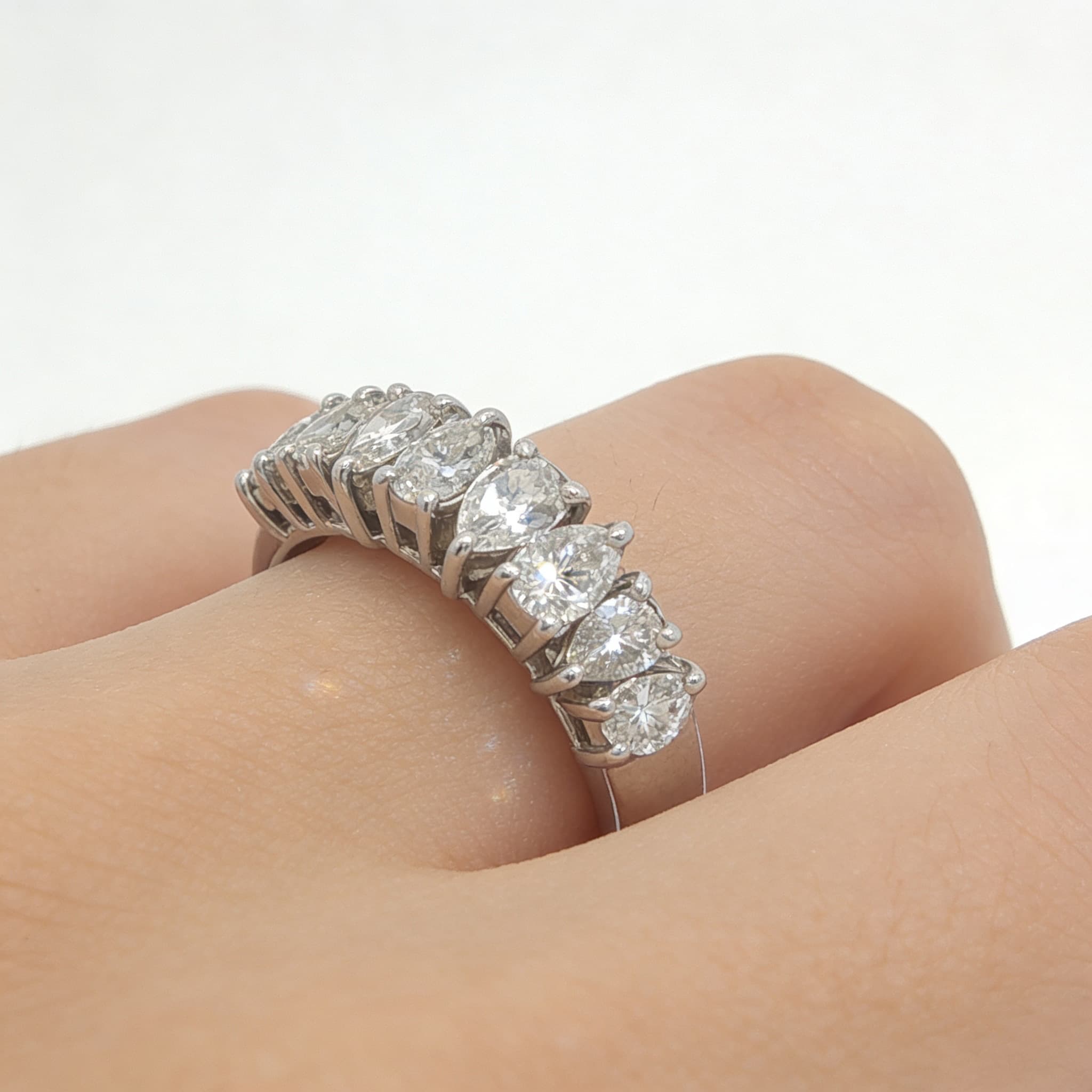 The Eternità Raised Prong Graduated Diamond Ring