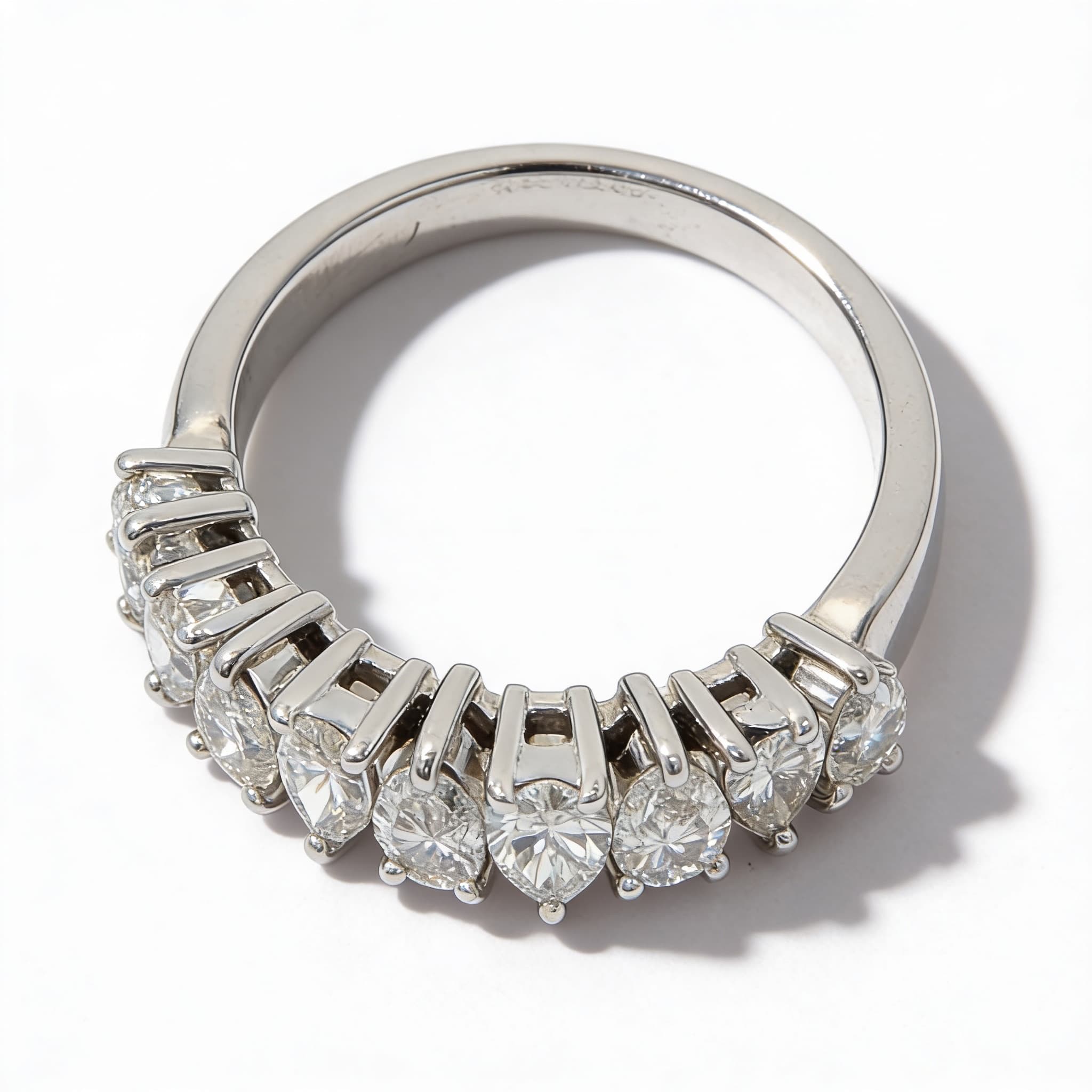 The Eternità Raised Prong Graduated Diamond Ring - 3