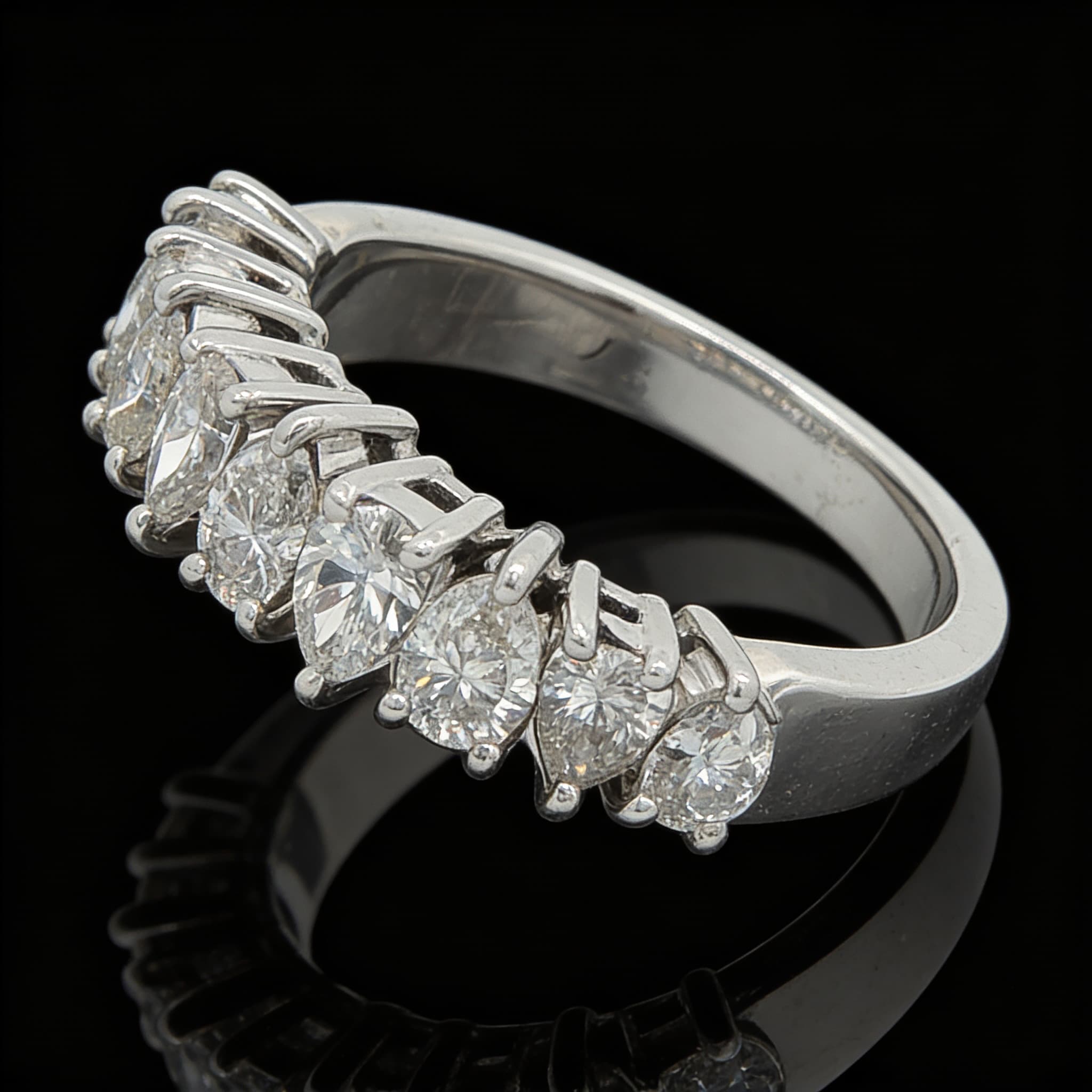 The Eternità Raised Prong Graduated Diamond Ring - 4