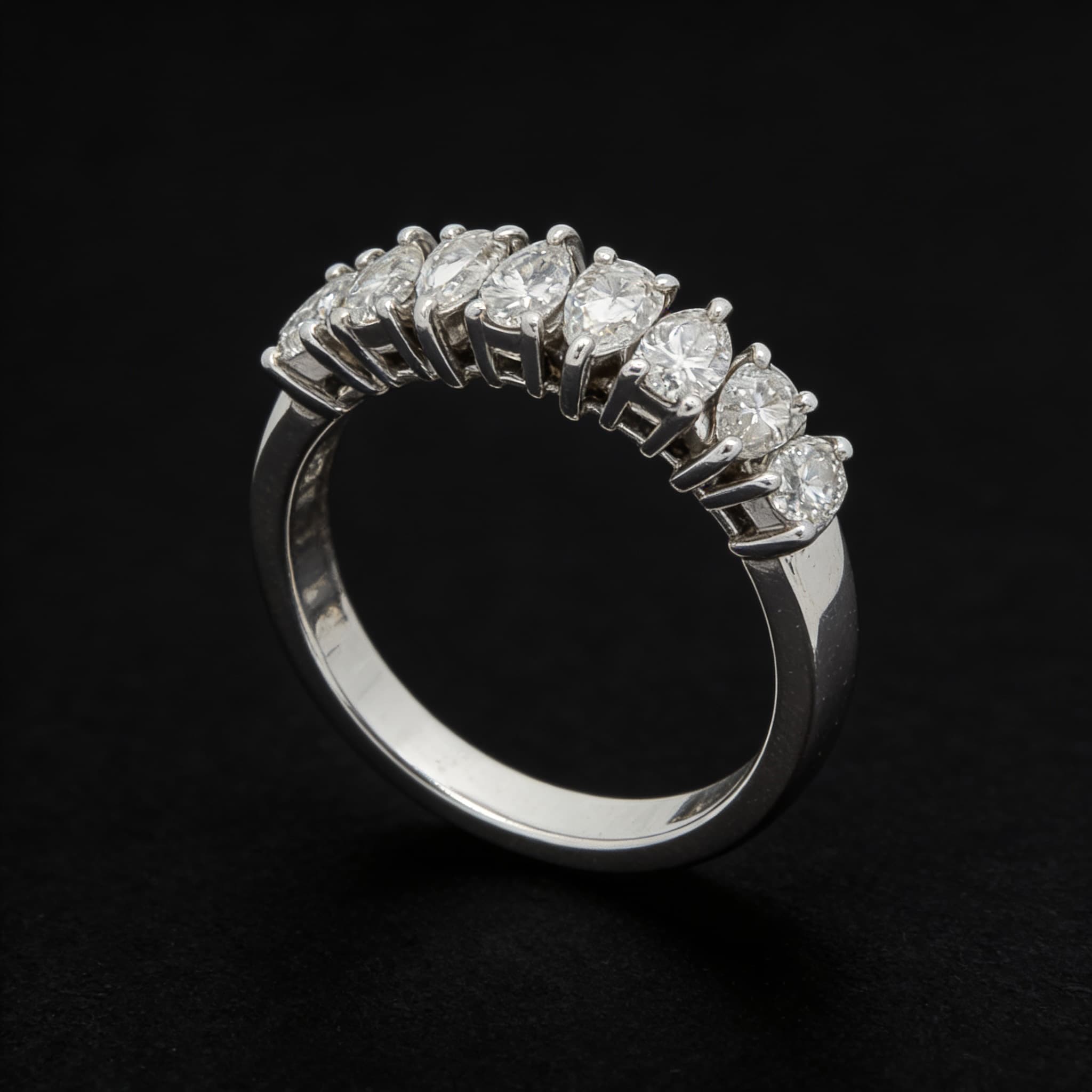 The Eternità Raised Prong Graduated Diamond Ring - 5