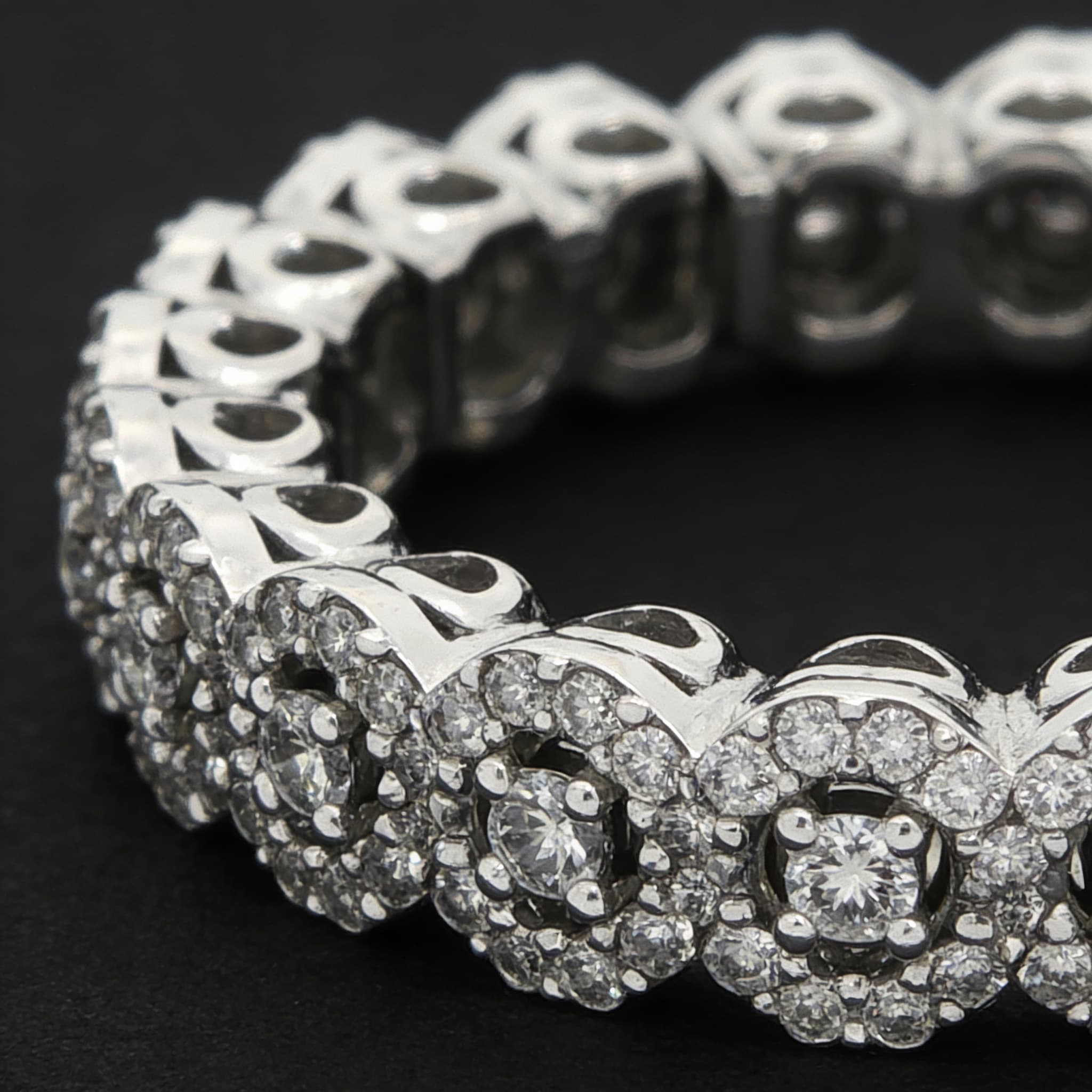 The Eternità Halo Round Diamond Eternity Ring - 5