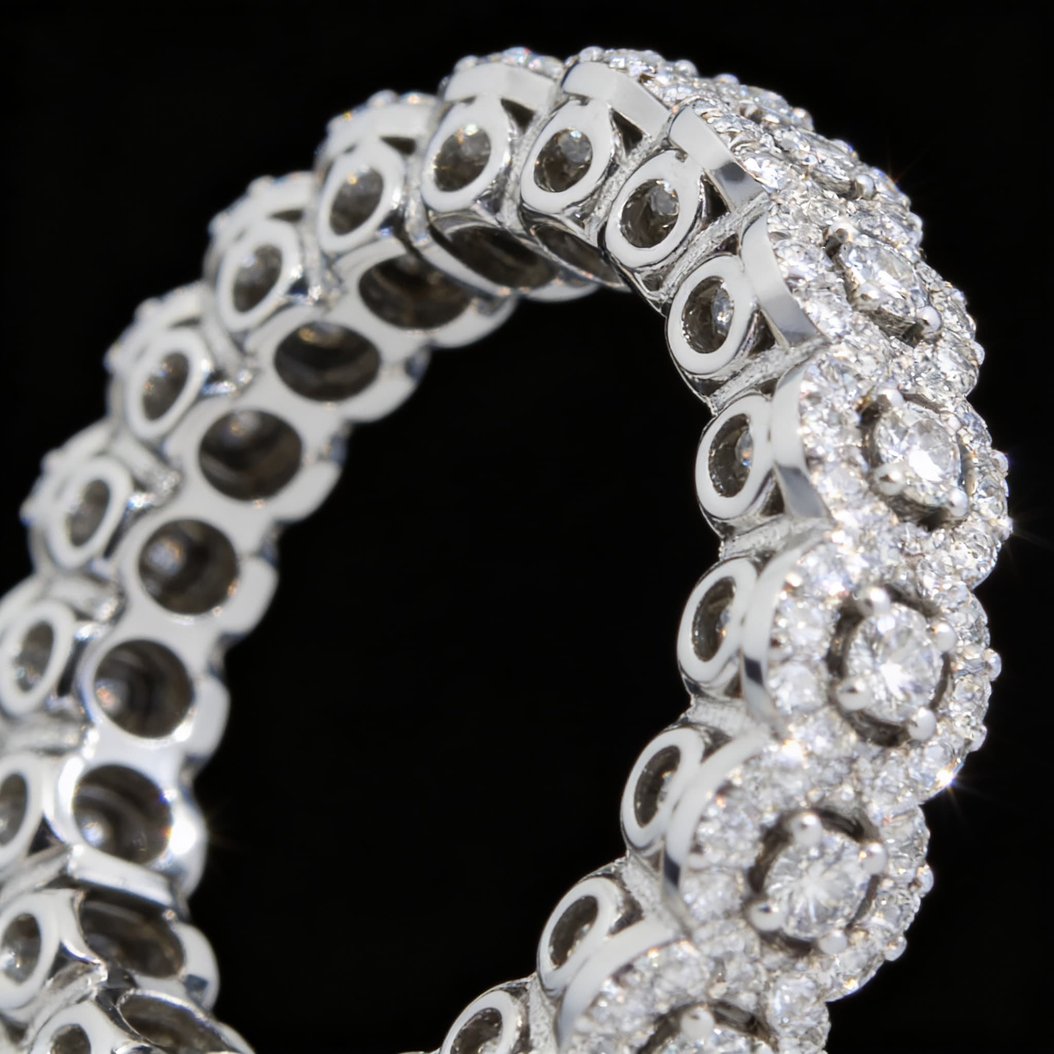 The Eternità Halo Round Diamond Eternity Ring - 6