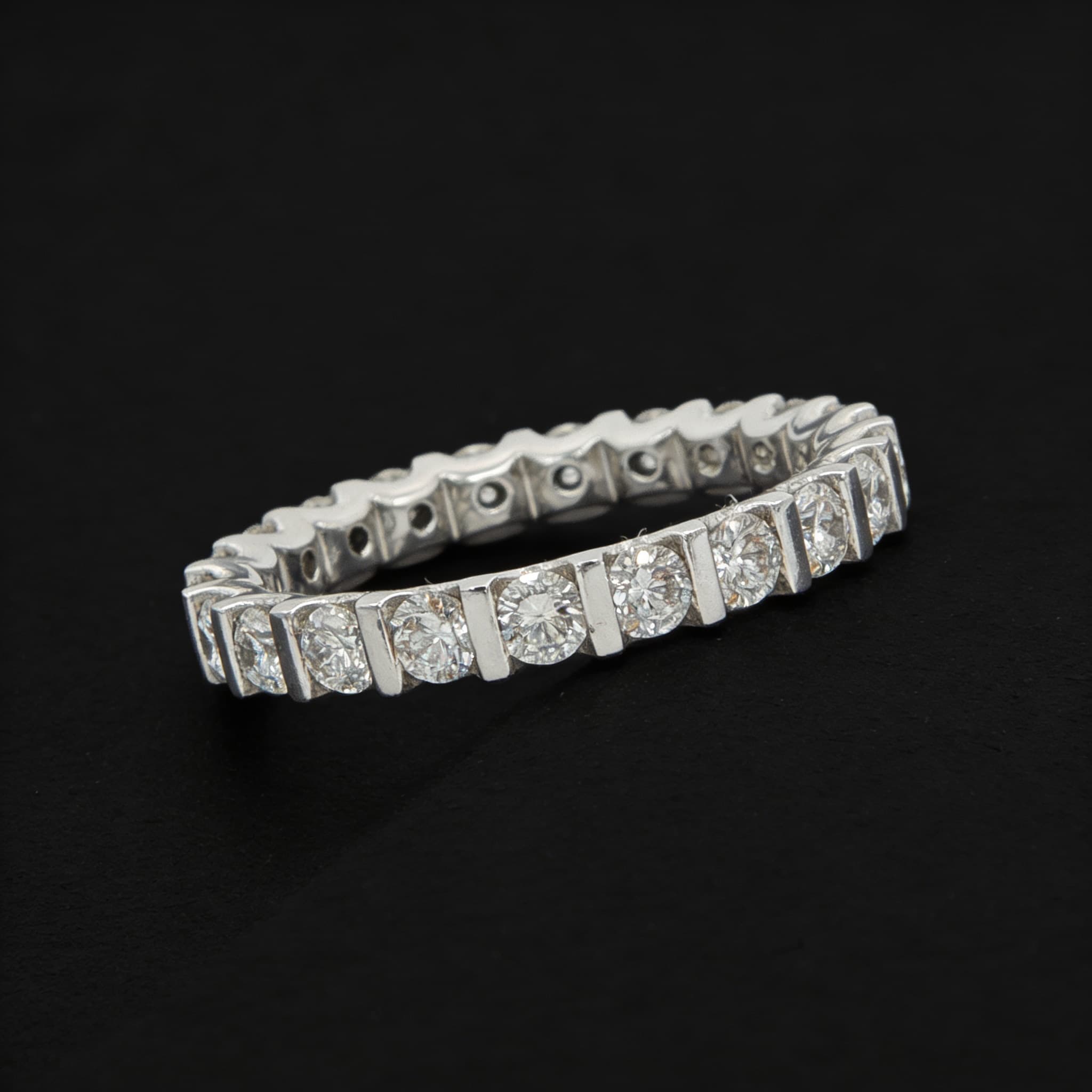 The Eternità Raised Bar-Set Round Diamond Eternity Ring - 4