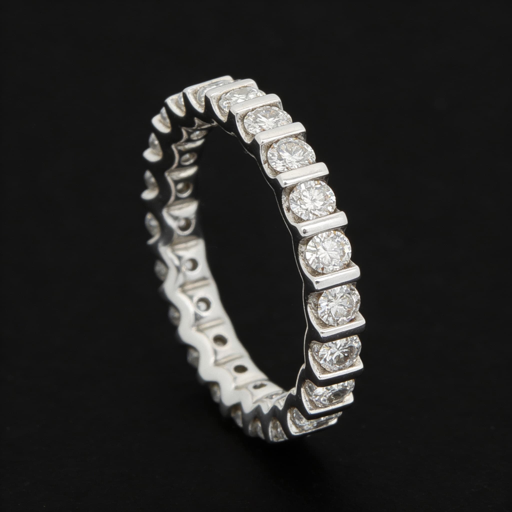 The Eternità Raised Bar-Set Round Diamond Eternity Ring - 5