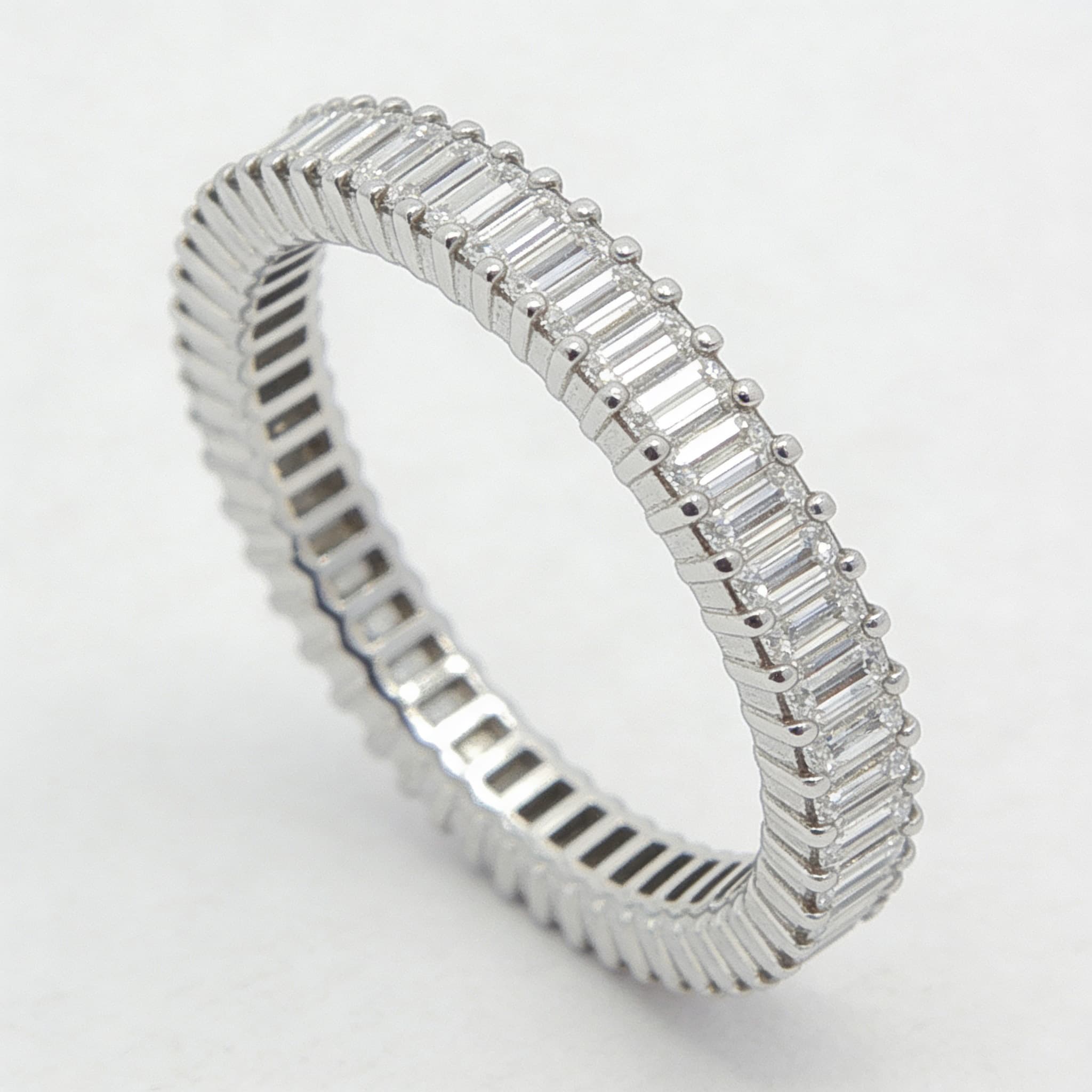 The Eternità Four-Prong Baguette Diamond Eternity Ring - 3