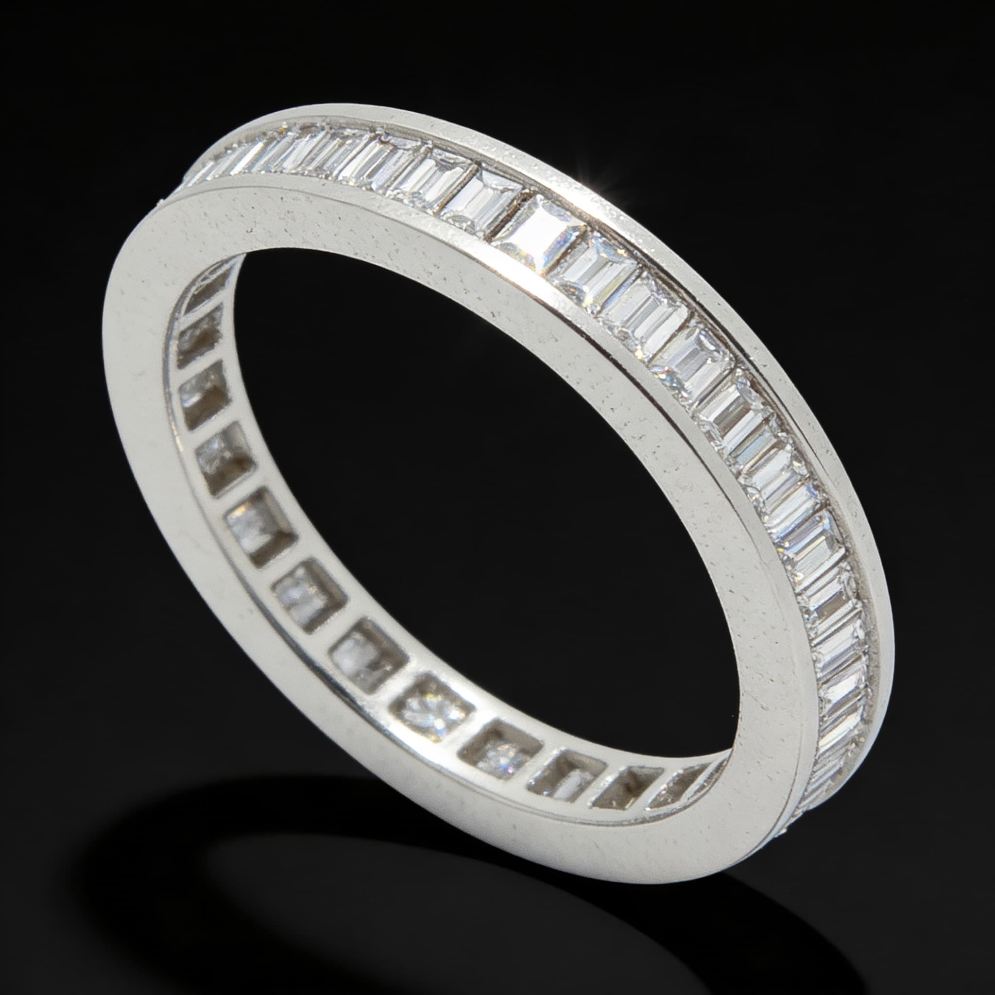 The Eternità Channel-Set Baguette Diamond Eternity Ring - 4