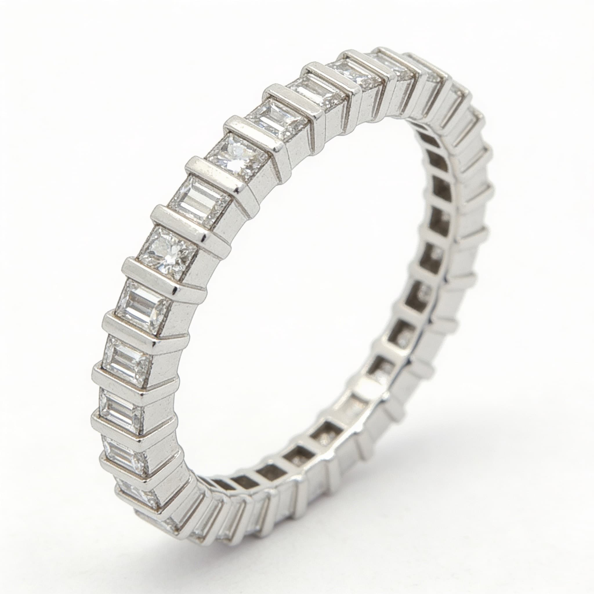 The Eternità Segmented Round Diamond Eternity Ring - 4