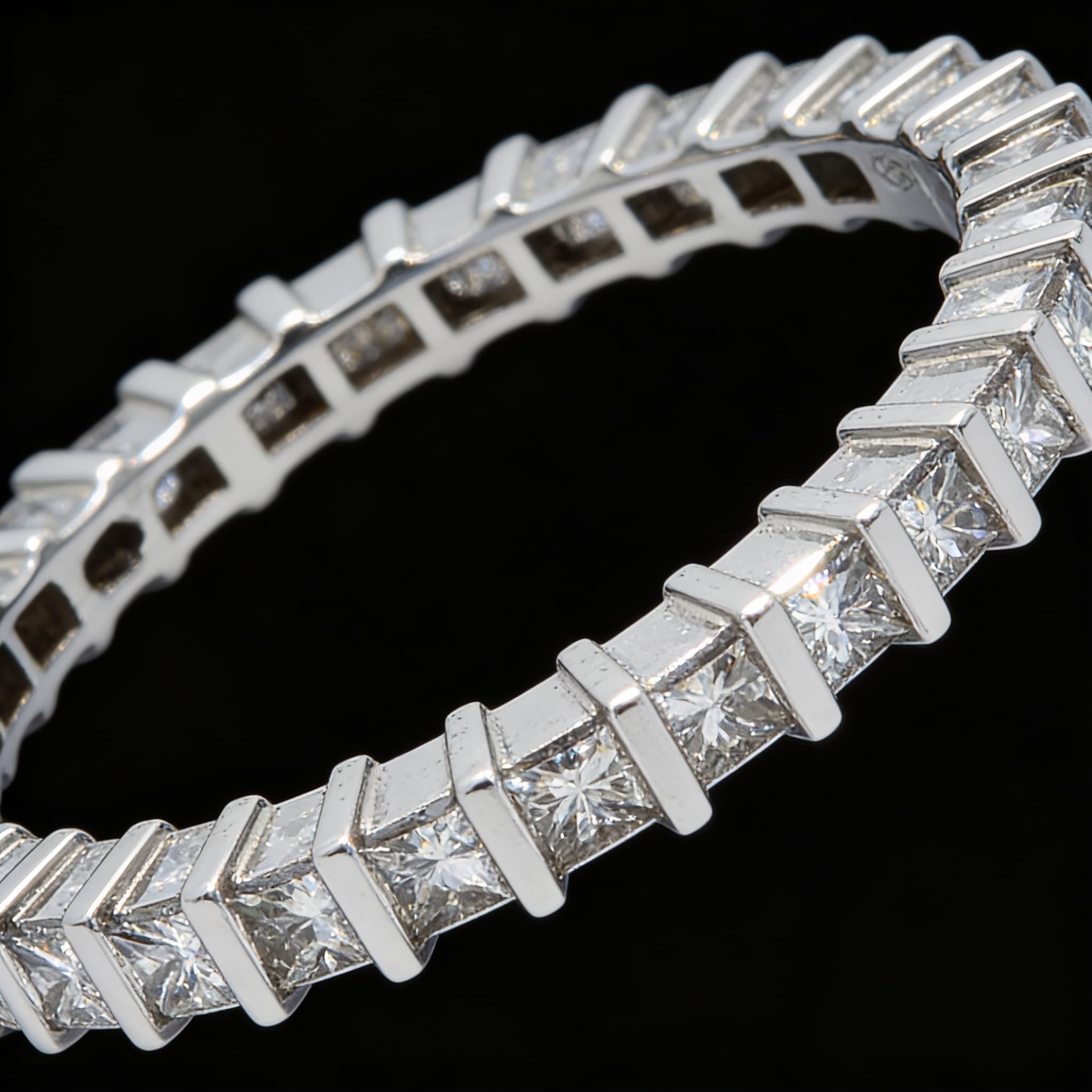 The Eternità Segmented Round Diamond Eternity Ring - 6