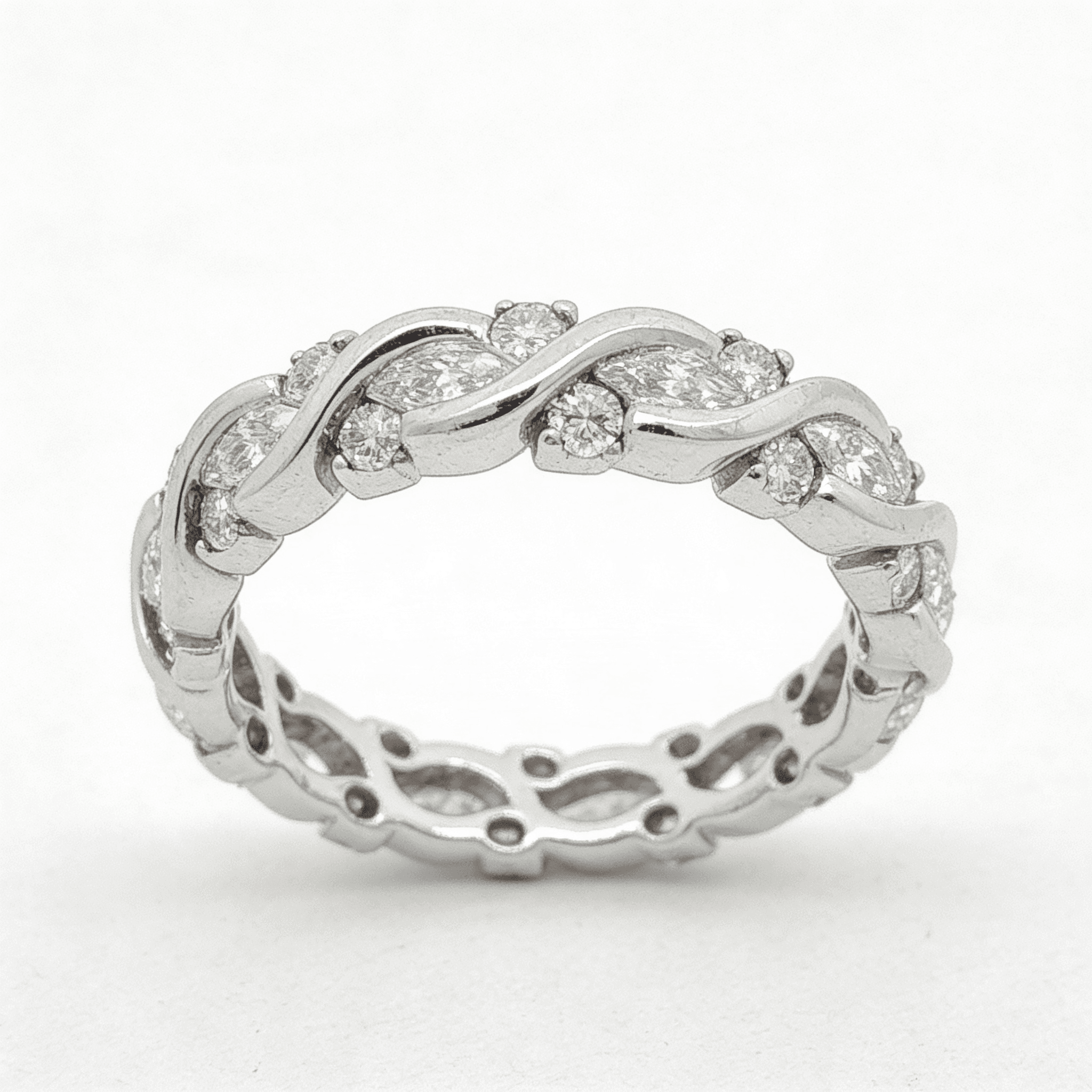 The Eternità Interwoven Round Diamond Eternity Ring - 3