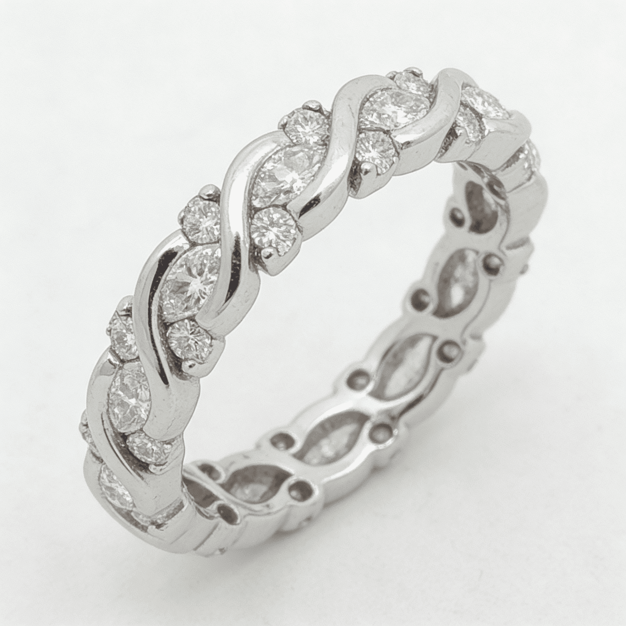 The Eternità Interwoven Round Diamond Eternity Ring - 4