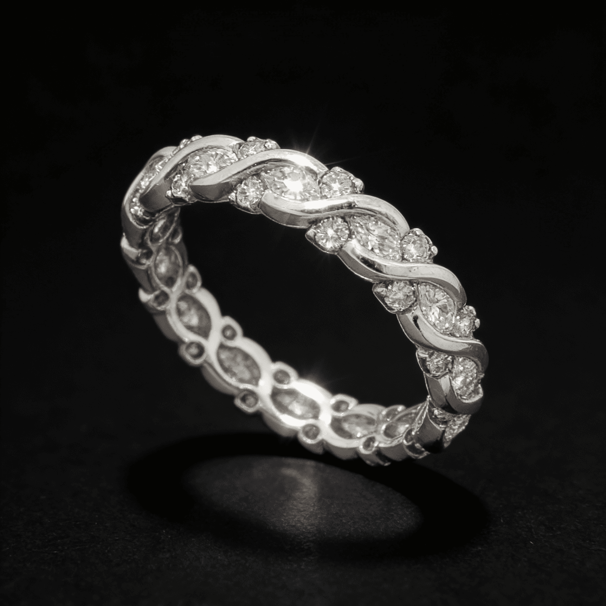 The Eternità Interwoven Round Diamond Eternity Ring - 6