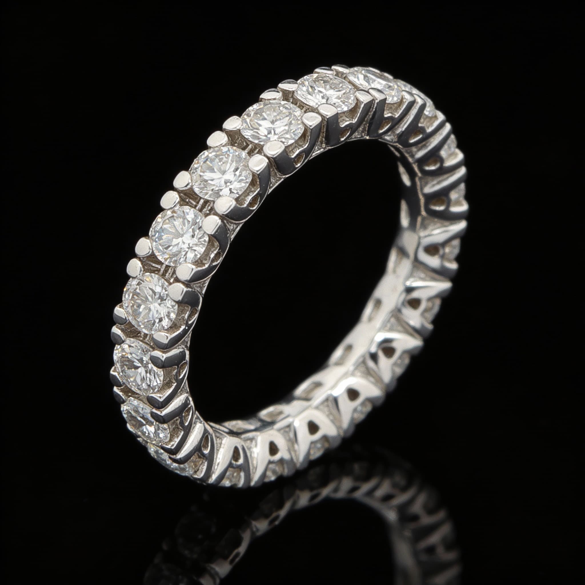The Eternità Classic Four-Claw Eternity Ring  - 6
