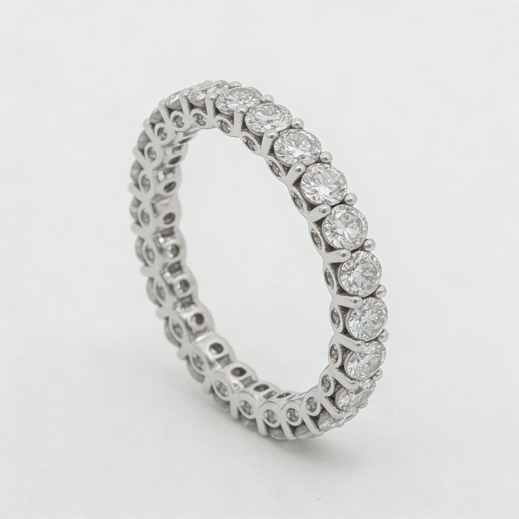 The Eternità Four-Prong Round Diamond Eternity Band - 3