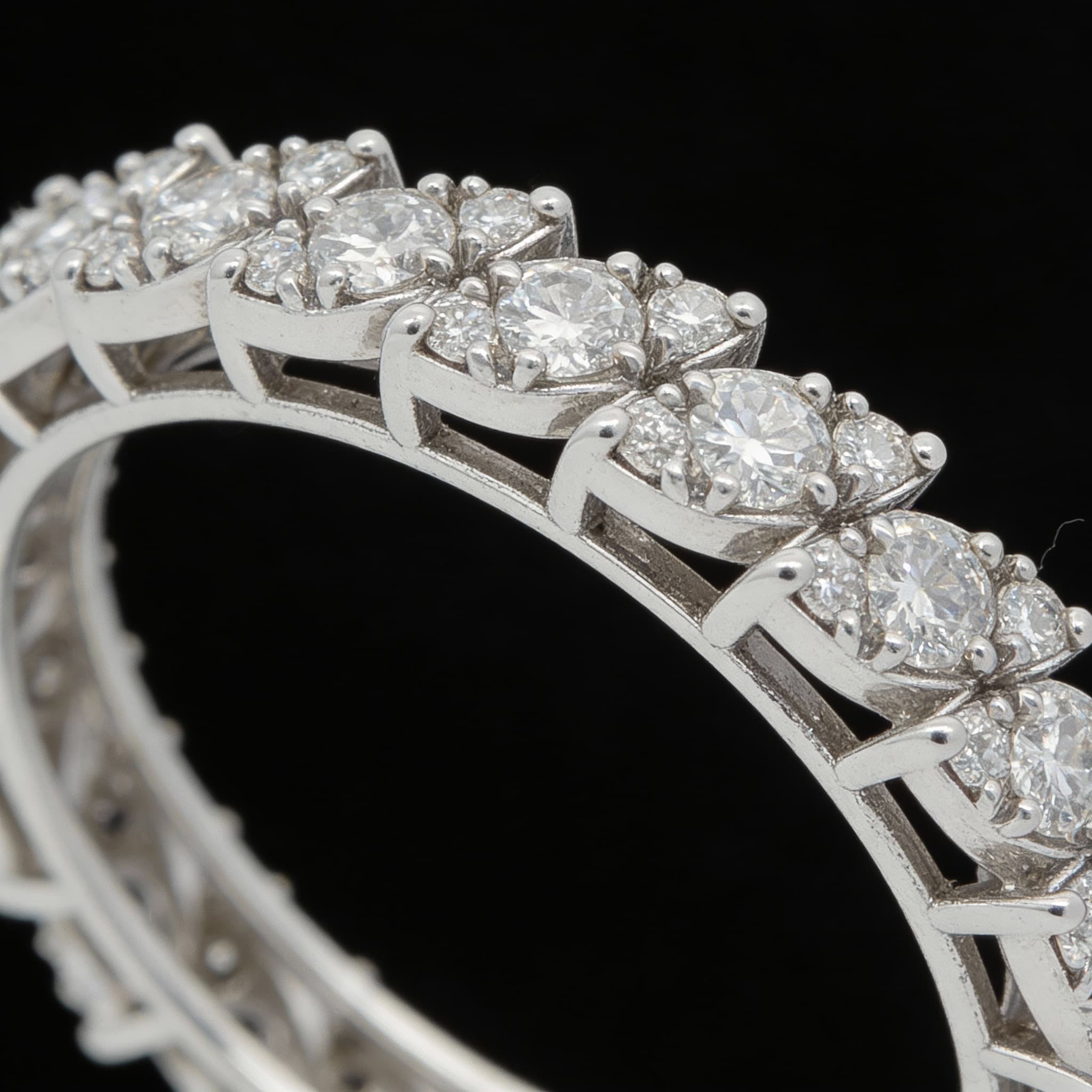 The Eternità Double-Row Shared-Prong Eternity Ring - 5