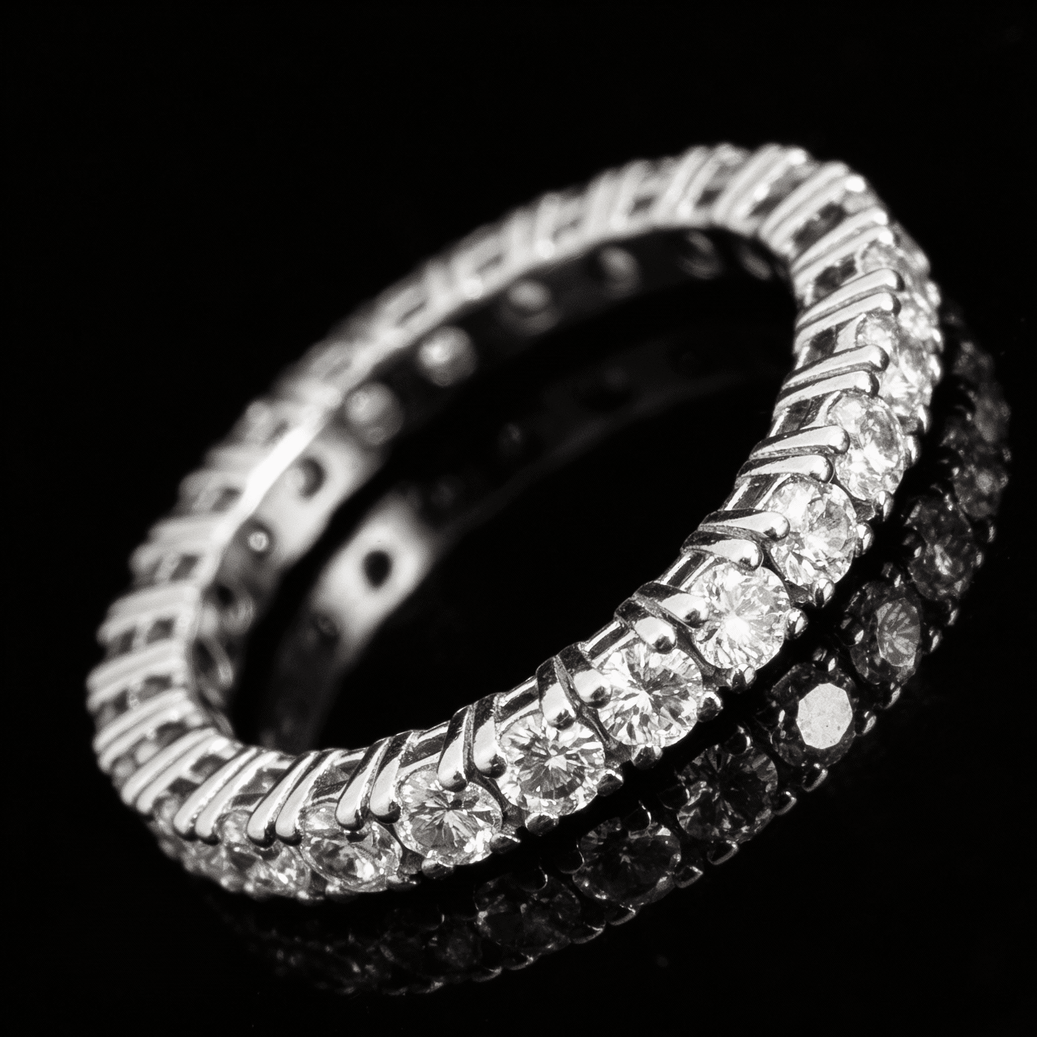 The Eternità Round Diamond Classic Prong Eternity - 4
