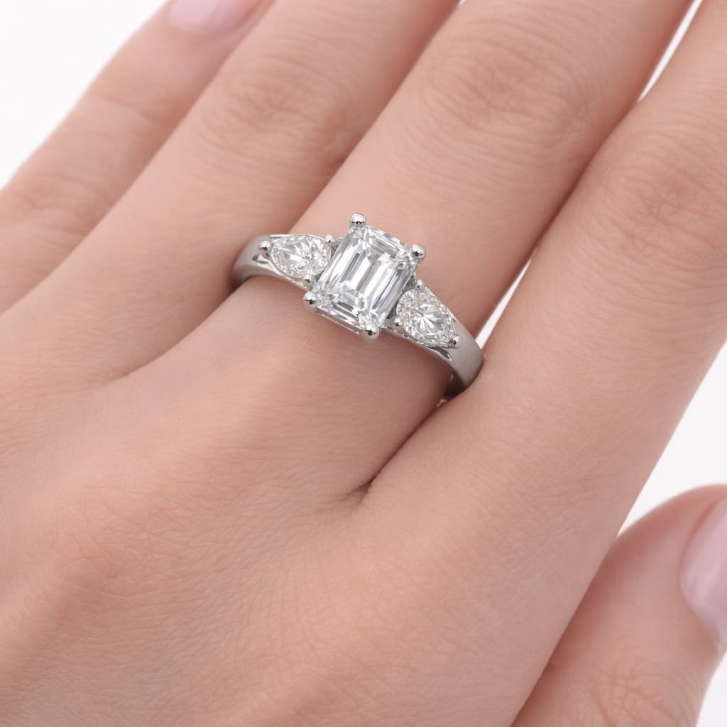 The Équilibre Line Ring  