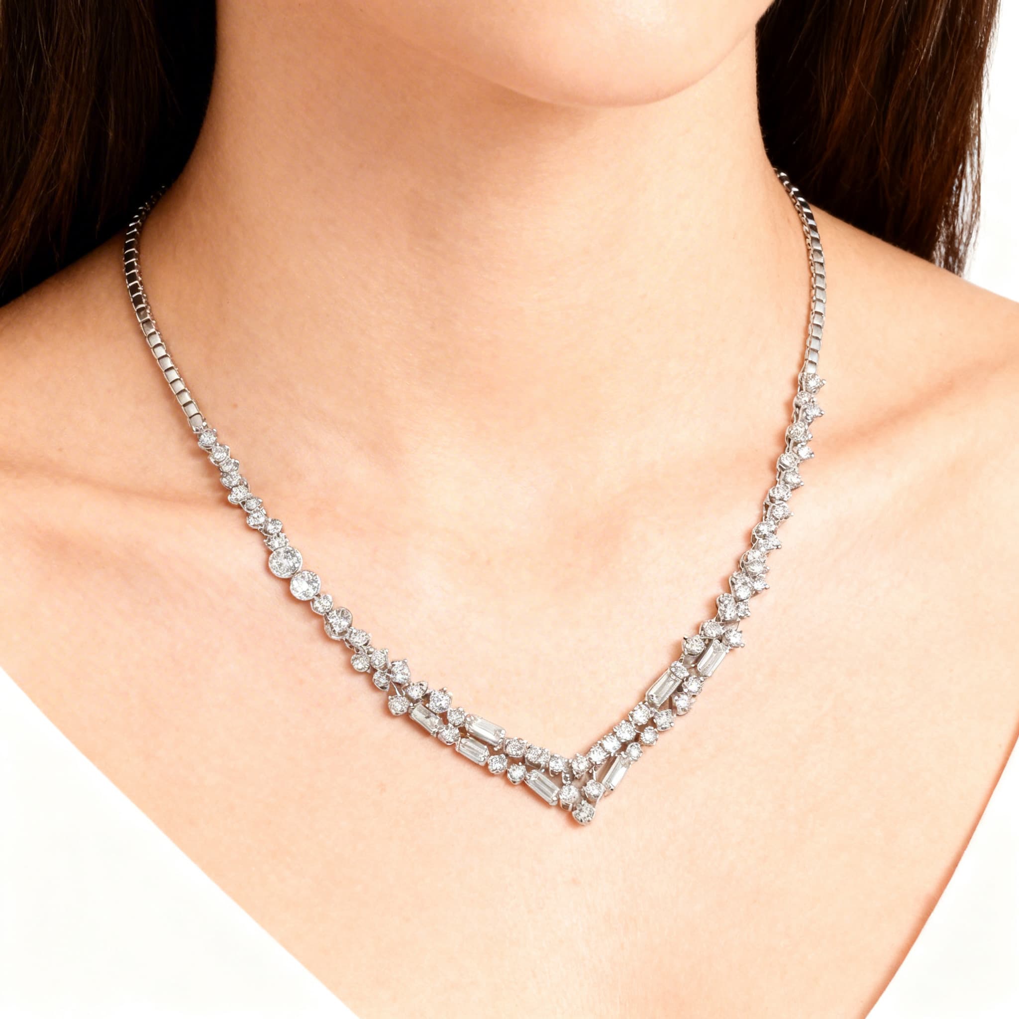The Solo Mio Vector V Necklace